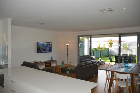 Eastern Breeze - eAccommodation 20