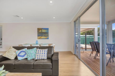 Eastern Breeze - eAccommodation 30