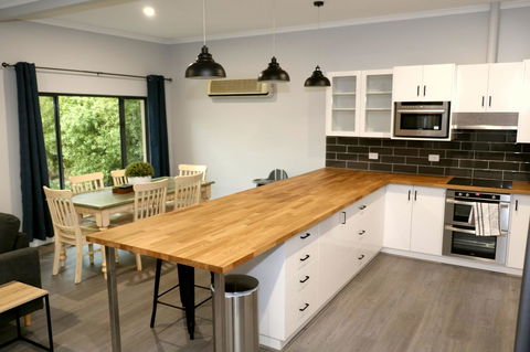 The Purple Door On Seaview - eAccommodation 2