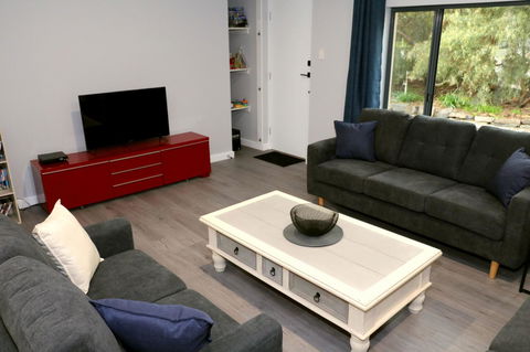 The Purple Door On Seaview - eAccommodation 7