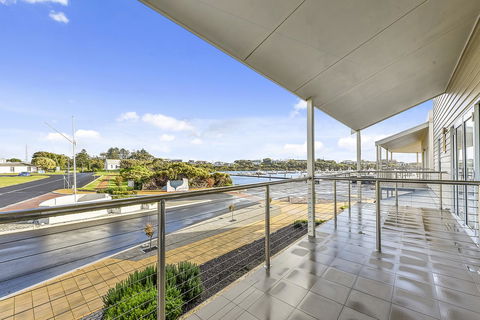 Aloha Waterfront Properties - eAccommodation 23