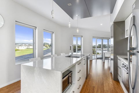 Aloha Waterfront Properties - eAccommodation 15