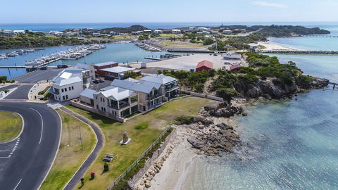 Aloha Waterfront Properties - eAccommodation 0