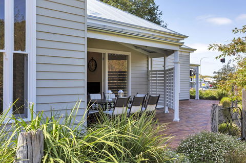 Grandview Accommodation - The Elm Tree Apartments - eAccommodation 25
