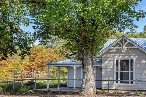 Grandview Accommodation - The Elm Tree Apartments - eAccommodation 1