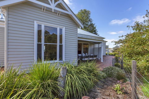 Grandview Accommodation - The Elm Tree Apartments - eAccommodation 24