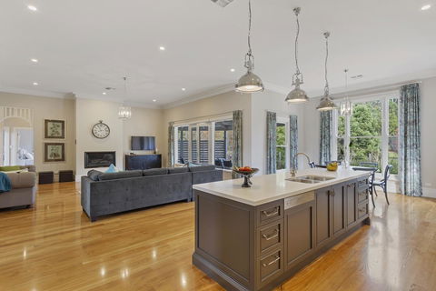 Grandview Accommodation - The Elm Tree Apartments - eAccommodation 17