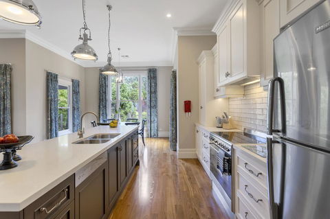 Grandview Accommodation - The Elm Tree Apartments - eAccommodation 14