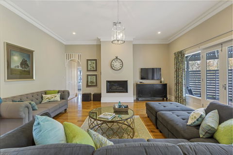 Grandview Accommodation - The Elm Tree Apartments - eAccommodation 16