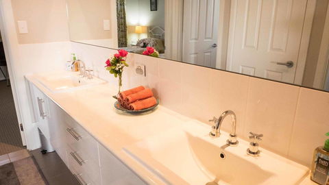 Rezare House Bed & Breakfast - eAccommodation 21