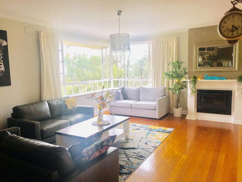 Stunning House With Beautiful Entertainment Area!! - eAccommodation 1