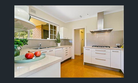 Stunning House With Beautiful Entertainment Area!! - eAccommodation 9