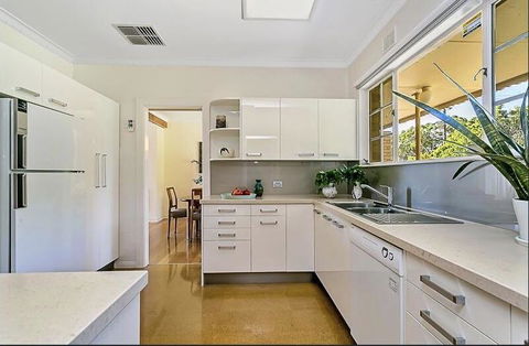 Stunning House With Beautiful Entertainment Area!! - eAccommodation 10