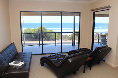 The Lighthouse - Beachfront Accommodation - eAccommodation 5