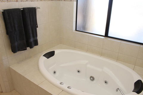The Lighthouse - Beachfront Accommodation - eAccommodation 4