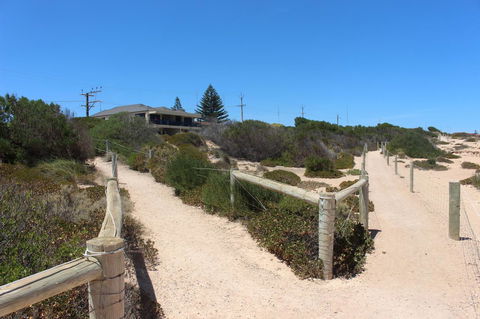 The Lighthouse - Beachfront Accommodation - eAccommodation 11