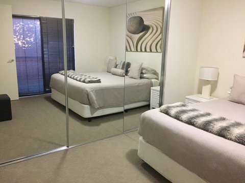 Parklane Apartments - eAccommodation 10