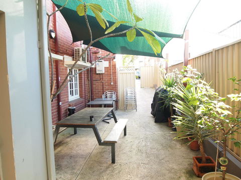 The Emperors Crown Hostel - eAccommodation 17