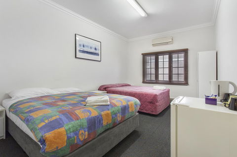 The Emperors Crown Hostel - eAccommodation 16