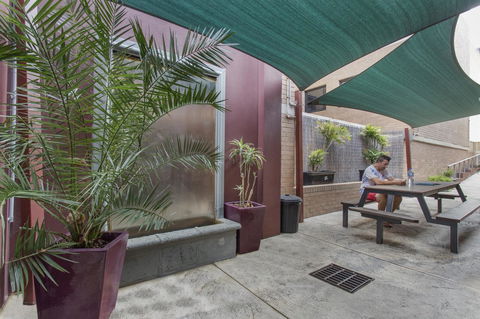 The Emperors Crown Hostel - eAccommodation 12