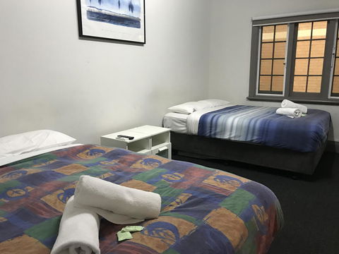 The Emperors Crown Hostel - eAccommodation 8