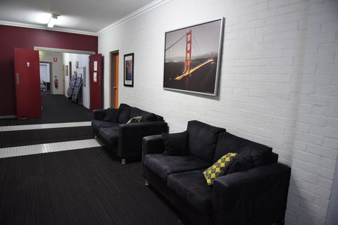 The Emperors Crown Hostel - eAccommodation 9