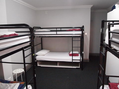 The Emperors Crown Hostel - eAccommodation 11