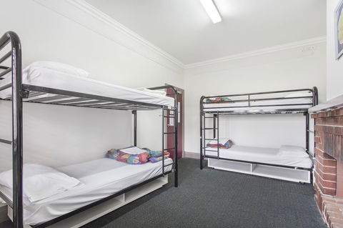 The Emperors Crown Hostel - eAccommodation 7