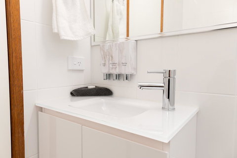 Sapphire Waters Motor Inn - eAccommodation 1