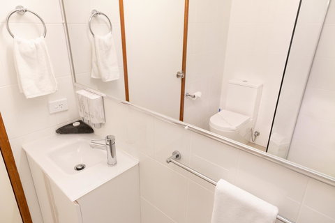 Sapphire Waters Motor Inn - eAccommodation 2