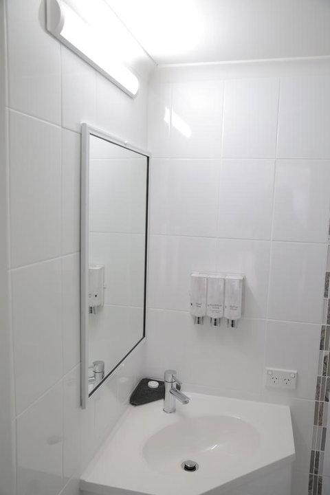 Sapphire Waters Motor Inn - eAccommodation 11