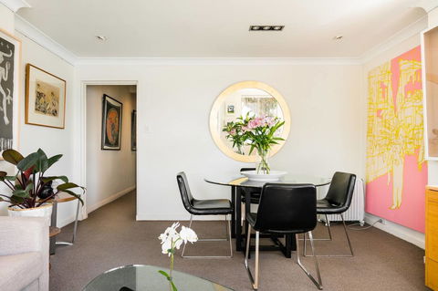 Waterfront Apartment Brimming With Inspirational Artwork - eAccommodation 12