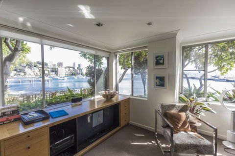 Waterfront Apartment Brimming With Inspirational Artwork - eAccommodation 6