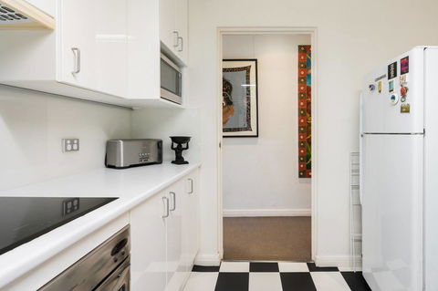 Waterfront Apartment Brimming With Inspirational Artwork - eAccommodation 27