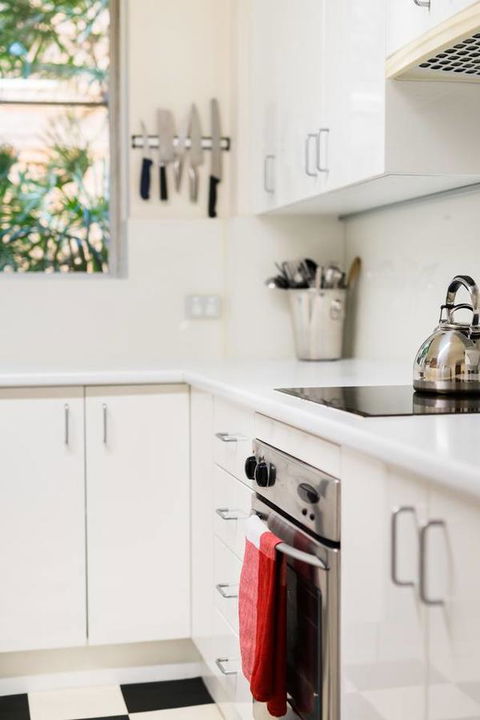 Waterfront Apartment Brimming With Inspirational Artwork - eAccommodation 28