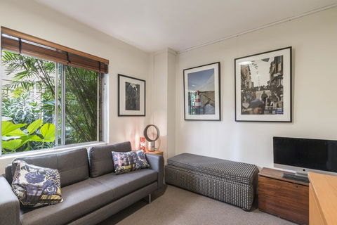 Waterfront Apartment Brimming With Inspirational Artwork - eAccommodation 3