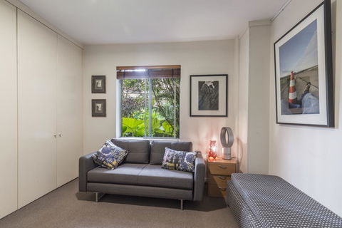 Waterfront Apartment Brimming With Inspirational Artwork - eAccommodation 4