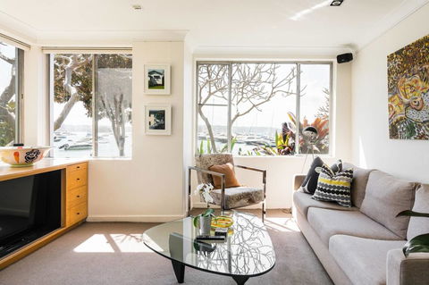 Waterfront Apartment Brimming With Inspirational Artwork - eAccommodation 0