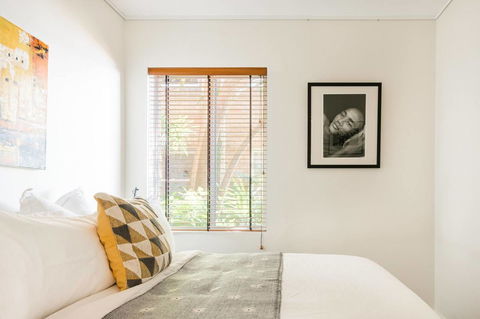 Waterfront Apartment Brimming With Inspirational Artwork - eAccommodation 18