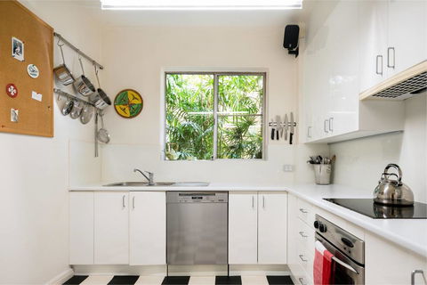 Waterfront Apartment Brimming With Inspirational Artwork - eAccommodation 10