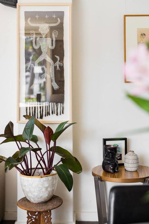 Waterfront Apartment Brimming With Inspirational Artwork - eAccommodation 13