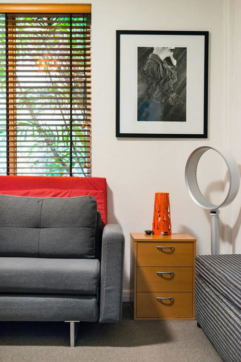 Waterfront Apartment Brimming With Inspirational Artwork - eAccommodation 11