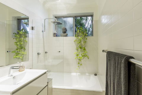 Waterfront Apartment Brimming With Inspirational Artwork - eAccommodation 2