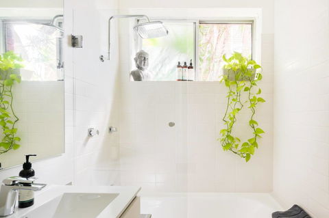 Waterfront Apartment Brimming With Inspirational Artwork - eAccommodation 8