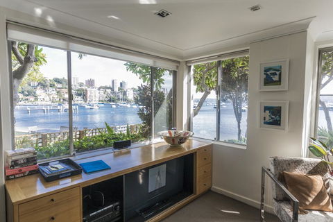 Waterfront Apartment Brimming With Inspirational Artwork - eAccommodation 5