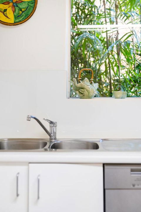 Waterfront Apartment Brimming With Inspirational Artwork - eAccommodation 15