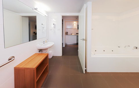 Charlestown Executive Apartments - eAccommodation 15