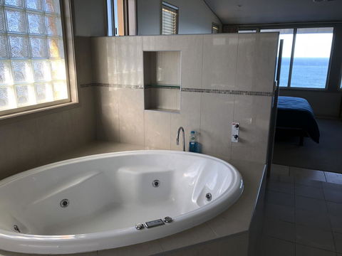 OceanScape Luxury Beachfront Villas - eAccommodation 5