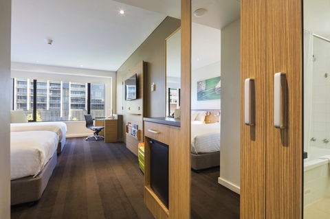 Crowne Plaza Canberra, An IHG Hotel - eAccommodation 23