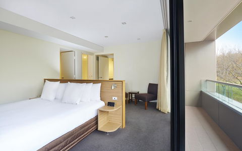 Crowne Plaza Canberra, An IHG Hotel - eAccommodation 13